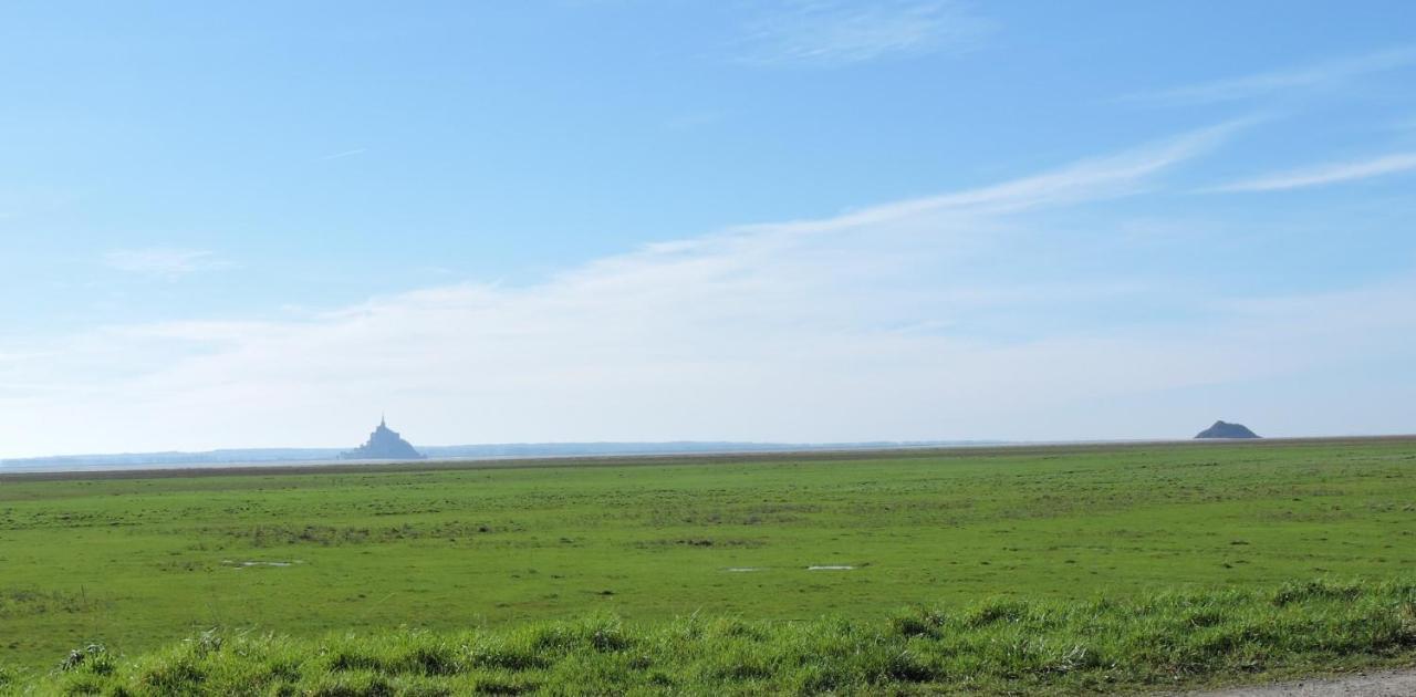 Gite De Charme "La Maison Saint-Leonard" Avec Piscine, Spa, Vue Sur Le Mont Saint-Michel Vains Luaran gambar