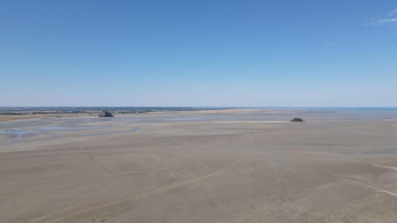 Gite De Charme "La Maison Saint-Leonard" Avec Piscine, Spa, Vue Sur Le Mont Saint-Michel Vains Luaran gambar